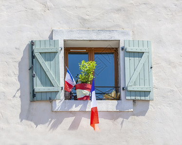 旗帜目的地窗外有法的大楼面孔窗户上有法结石图片