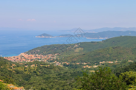 山光滑的意大利厄尔巴岛第勒尼安海岸MarcianaMarina全景从Marciana如画图片