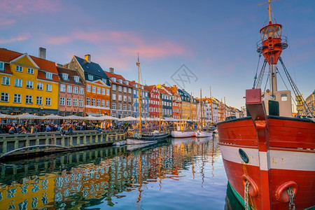 地标建筑学丹麦哥本哈根市中心的风景在日落时著名的旧尼哈文港天际线图片