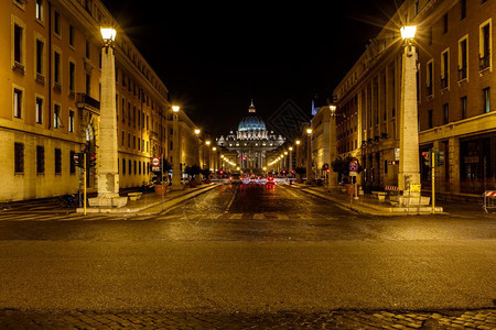 夜晚老的圆顶圣彼得巴西里卡和梵蒂冈夜城意大利罗马图片