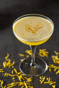结石威士忌酒深色头背景中的豪华鸡尾酒配有柠檬和龙舌兰酒精图片