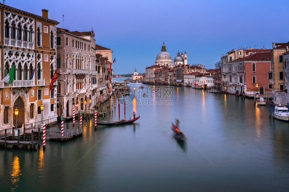 浪漫的发光欧洲大运河和意利威尼斯晚间圣玛丽亚德拉萨鲁特教堂图片