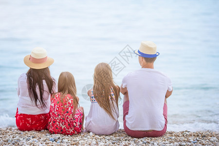 妈妈孩子插画度假的年轻家庭玩得开心多了来去幸福女士海滨背景