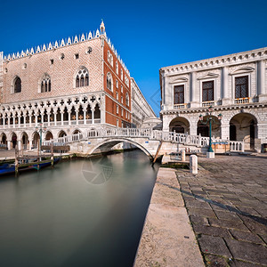 蓝色的地中海意大利威尼斯的Doges宫和Sighes桥历史图片