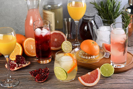 节日柚子低的各种柑橘水果金银制饮料和鸡尾酒图片