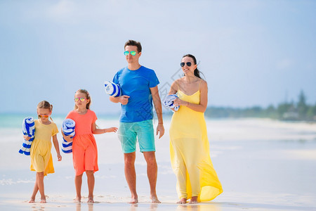 暑假在沙滩上快乐度假的家庭图片