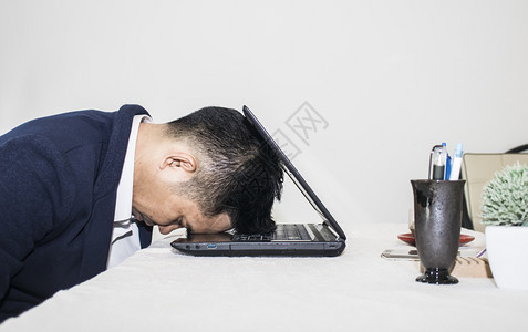 放松商人在办公室用笔记本电脑睡觉时做梦失败危机图片