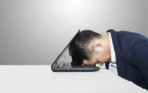 放松商人在办公室用笔记本电脑睡觉时做梦沮丧的坐着图片