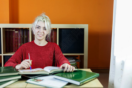 在图书馆学习的漂亮年轻女子图片