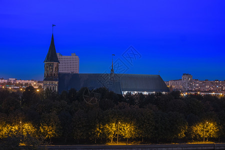 秋天加里宁格勒的夜景俄罗斯加里宁格勒市哥特大教堂前德国柯尼希斯堡康特岛夜间照明的美景城市中心在俄罗斯加里宁格勒的晚夜城市风景历史图片