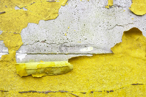 混凝土墙上装有金丝雀黄色橙剥皮涂漆旧的破碎受坏粗浅背景纹理水泥墙上装有金条黄色橙剥皮涂料旧的破裂损坏粗浅背景纹理材料古董裂缝图片