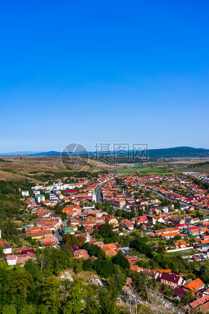 农村景观城市201年罗马尼亚鲁佩市中心山丘建筑物街道植被和周围地带的空中观察图片