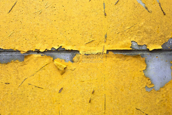 抽象的邋遢混凝土墙上涂有黄色橙剥皮涂漆旧的破碎损坏粗糙背景纹理水泥墙上涂有黄色橙剥皮涂料旧的破碎损坏粗浅背景纹理画图片