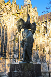 陈年城市的欧洲荷兰登博施市大教堂附近的现代浸信会约翰的现代雕像荷兰图片