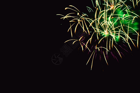 丰富多彩的黑暗背景烟花抽象摘要在夜空新年庆祝节天空上进行彩色烟花在黑背景和免费文本空间下制作黑背景的烟花假期星图片