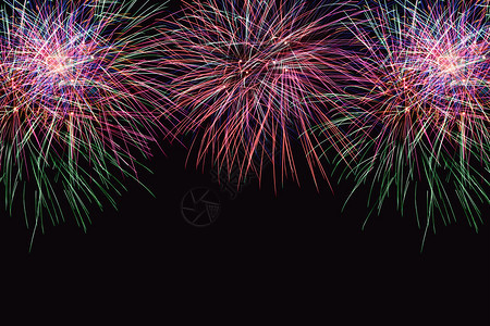 黑暗背景的烟花抽象摘要在夜空新年庆祝节天空上进行彩色烟花在黑背景和免费文本空间下制作黑背景的烟花人造爆炸城市图片