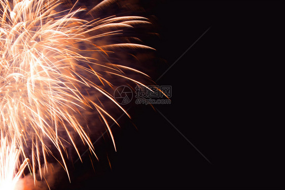 黑暗背景的烟花抽象摘要在夜空新年庆祝节天空上进行彩色烟花在黑背景和免费文本空间下制作黑背景的烟花质地新城市图片