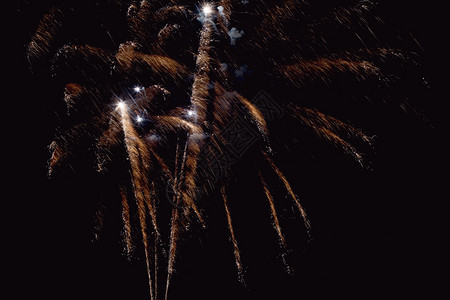黑暗背景的烟花抽象摘要在夜空新年庆祝节天空上进行彩色烟花在黑背景和免费文本空间下制作黑背景的烟花新庆典自由图片