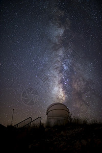 晚上从土耳其的安塔利亚SaklkentTutbittak天文台送来深的发光星图片
