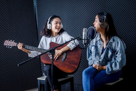 录制歌曲的二个年轻女歌手图片