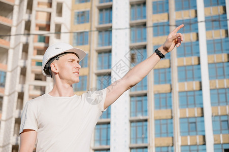 建造男公寓筑工地人的画像建筑地戴头盔的漂亮工人画像建筑地人的画像图片