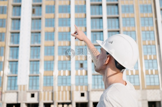 工程师建筑地人的画像建筑地戴头盔的漂亮工人画像建筑地人的画像站点视图财产图片