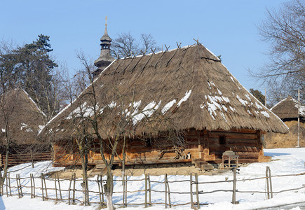 棕色的乌克兰旧木屋顶有戴衣的老乌克兰木屋横贯卡尔巴斯蒂安地区乌日哥罗德冬季克兰民俗建筑博物馆学真正的建筑学高清图片素材