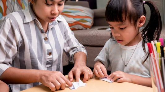 工艺家庭母亲和孩子学习日本把纸折叠成装饰品的艺术在家中做装饰形状和图案爱好图片