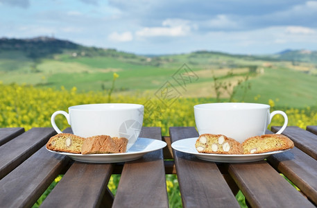 农场木制桌上的两个咖啡杯和罐子意大利托斯卡纳风景盘子农田图片