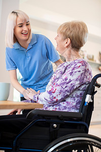 在家时与坐轮椅上的高级妇女说话护理助聊天支持服务图片