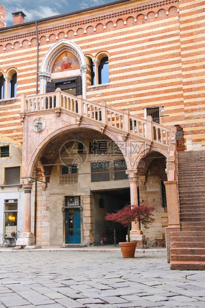 游客德拉欧洲意大利维罗纳的PalazzodellaRagione院子里理智的阶梯图片