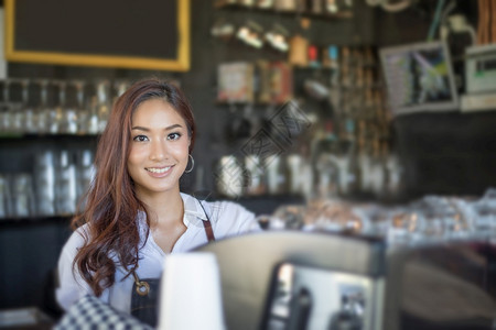 咖啡店女性店员形象图片