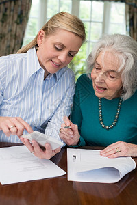 妇女用文件工作帮助高级邻居组织的签名老年人图片