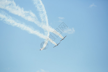 力量战斗机抽烟2019年8月7日拉脱维亚阿奥市里加为纪念城节的表演飞行员展示用机威图片