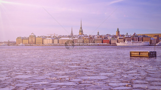 加拉明亮的美丽瑞典首都斯德哥尔摩老城瑞典首都GamlaStan的全景冬季在河上架有冰图片