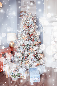 十二月季节白色装饰圣诞树的里面有许多礼物以温柔的面糊颜色下熊图片