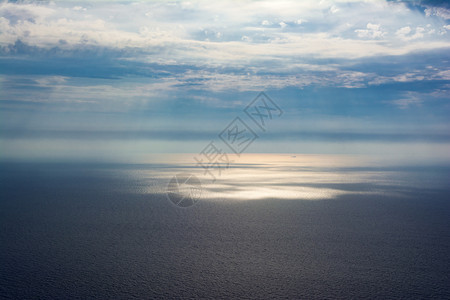 明亮的水爱奥尼亚海穆迪天空希腊爱奥尼亚海的穆迪天空超过图片
