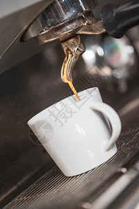新鲜美味的咖啡在白色杯子从咖啡机供应新鲜美味的咖啡填屋喝图片
