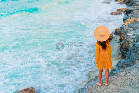 年轻的假期漂亮女人穿着漂亮的裙子在日落热带海滨时尚图片