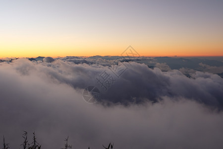 充满活力空气日出高山云彩的外观者图片