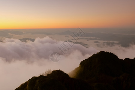 天线积雨云高山彩的外观者蓝色图片