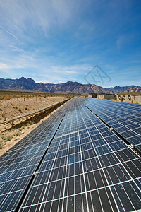 加利福尼亚活力莫哈韦沙漠太阳能电池板的视图平坦图片