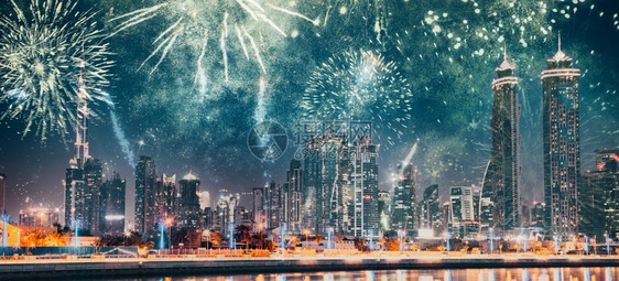 建筑学世界水在阿联酋的迪拜新年庆祝活动中图片