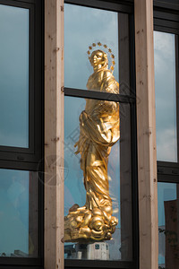 雕塑Madonna金雕像意大利米兰的完美青铜复制品塔完美的图片