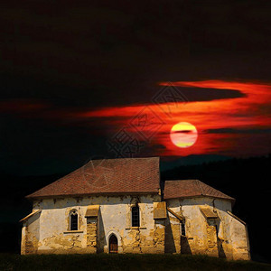 日落时闹鬼旧教堂废弃的受损建筑神秘造哥特图片