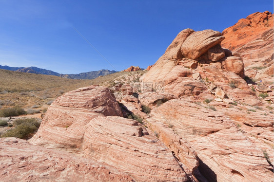 荒野夏天观察Mojave沙漠红岩峡谷的干地和红岩形成情况多石的图片