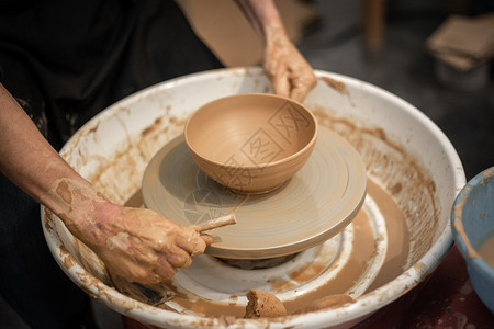 在陶匠车轮上工作的手艺人脏的缝合锅艺术制造业图片