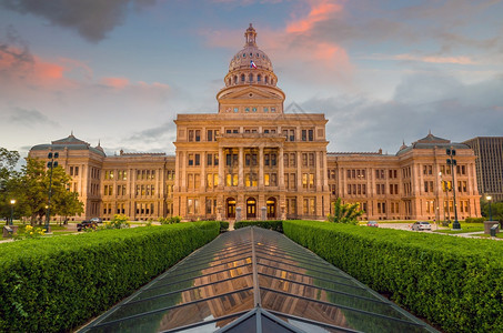 在奥斯汀的得克萨州国会大厦黄昏时TX圆顶州长首都图片