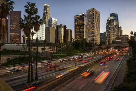 加利福尼亚州洛杉矶市中心日落时的交通现代摩天大楼商业图片
