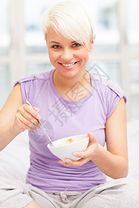愉快美丽的妇女吃片子概念早餐照片漂亮的图片